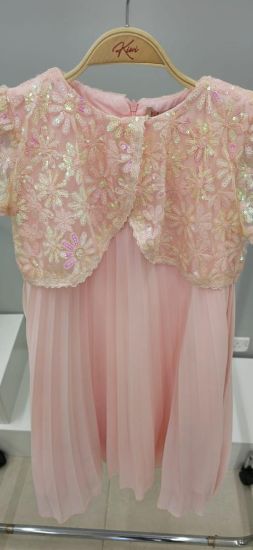 صورة فستان وردي بلمعه على الصدر